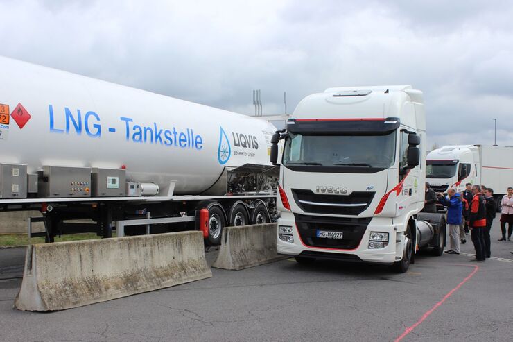 Circa fünf Minuten dauert es, bis die zwei 540 Liter fassenden LNG-Tanks des Iveco Stralis wieder befüllt sind – im Alltagseinsatz fährt die Sattelzugmaschine damit rund 1.200 Kilometer ohne Tankstopp.