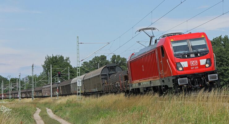DB Cargo mit Ellok Baureihe 187 im Einzelwagenverkehr