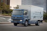 Daimler baut seine bereits bestehenden Kooperationsaktivitäten mit „The Mobility House“ (TMH) weiter aus. Gemeinsam mit Mobility House arbeitet das Unternehmen intensiv an der Integration von Elektrofahrzeugen in das Stromnetz und legt damit den Grundstein für neue elektromobile Services und Produkte für Privat- und Flottenkunden; FUSO eCanter
Daimler is extending its existing cooperation activities with "The Mobility House" (TMH). Together with Mobility House the company is working intensively on the integration of electric vehicles into the mains supply and is thus laying the foundation stone for new electromotive services and products for private and fleet customers; FUSO eCanter