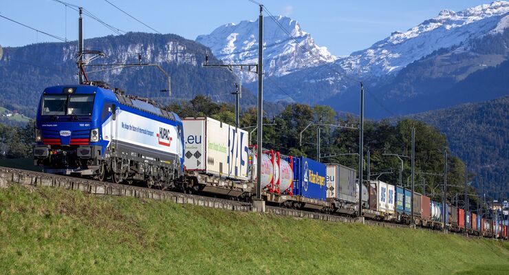Güterzug im Alpentransit durch die Schweiz.