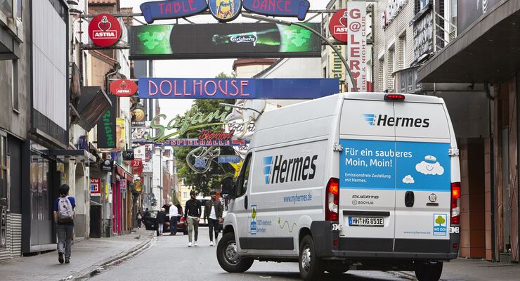 Hermes liefert in Hamburg mit E-Transporter von Emovum aus. 