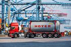 Lkw der Hoyer Group am Hafen Rotterdam