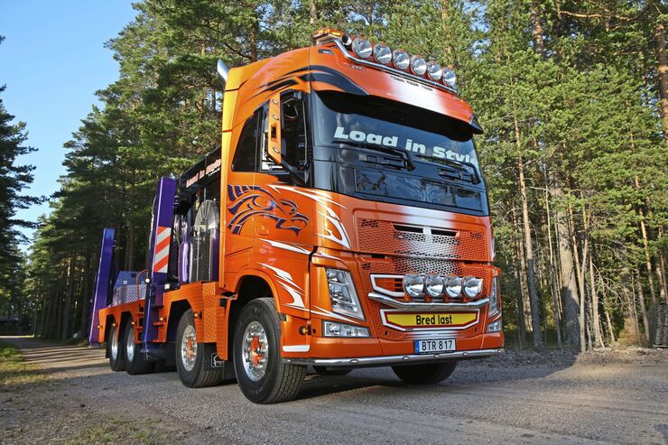 Load with Style. Holzlaster mit Ladekran, Supertruck FF 4/2018. Schweden, Volvo FH.