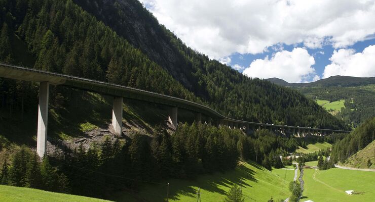 Luegbrücke auf Strecke der Brennerautobahn A13 in Österreich 