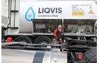 Meyer Logistik-Werkstattmitarbeiter Sandro Rusche demonstriert die LNG-Betankung an einem Iveco Stralis.