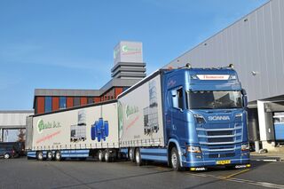 Lang Lkw Mit Uberlange Die Grenze Uberschreiten Eurotransport