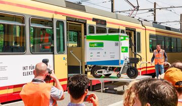 Paket fährt mit: Eine Gütertram könnte zukünftig den Karlsruher Gütertransport auf der Straße entlasten. 