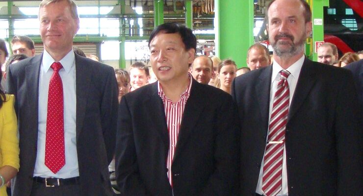Pang Qingnian (Mitte), Präsident der Youngman-Gruppe und neuer Viseon Mehrheitsgesellschafter mit den geschäftsführenden Gesellschaftern von Viseon Joachim Reinmuth (links) und Ernö Bartha.