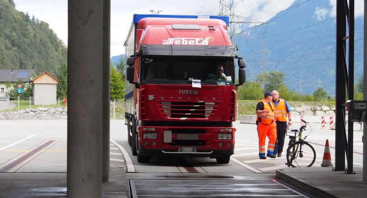 Schwerlastkontrolle in der Schweiz