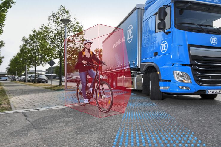 Sicher im Innenstadtverkehr: Der ZF-Abbiegeassistent für Lkw schützt Fußgänger und Fahrradfahrer.
// IAA 2018
Safer in inner-city traffic: ZF's turn assist system for trucks helps protect pedestrians and cyclists.