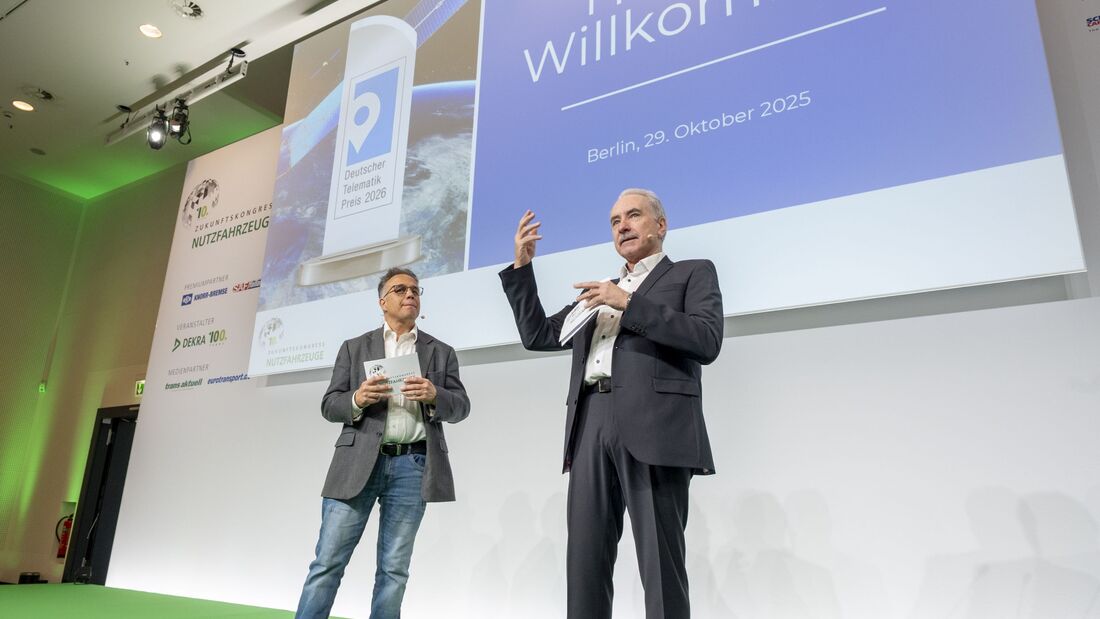 Telematik Preis 2026 v. li.: Carsten Nallinger, Chefredakteur Online und TV, EuroTransportMedia Verlags- und Veranstaltungs-GmbH, Prof. Dr. Dipl-Ing. Heinz-Leo Dudek, Prorektor / Dekan Fakultät Technik Duale Hochschule Baden-Württemberg Ravensburg