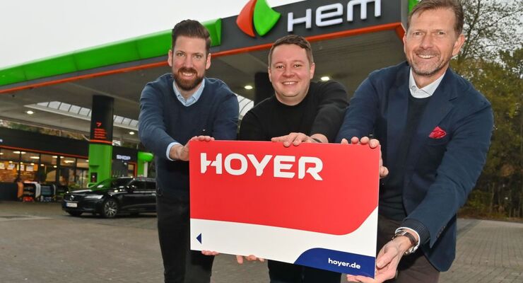 Von links: Florian Lückmann (Geschäftsbereichsleiter Hoyer Card), Markus Hoyer (Geschäftsführender Gesellschafter Hoyer) und Carsten Pohl (Geschäftsführer Deutsche Tamoil) freuen sich über die Partnerschaft von HEM und Hoyer.